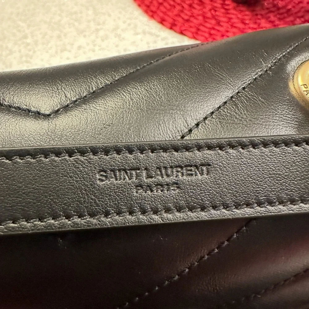 Saint Laurent LOULOU medium quilted leather.
Black Chevron with Gold Chain - Picture 4 of 7